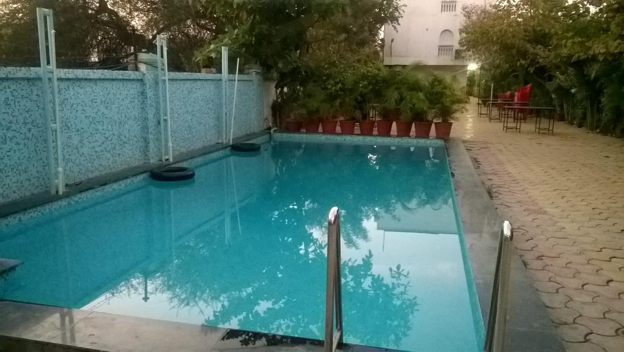 Oyo 14856 Resort Raghav Palace Indore Eksteriør billede